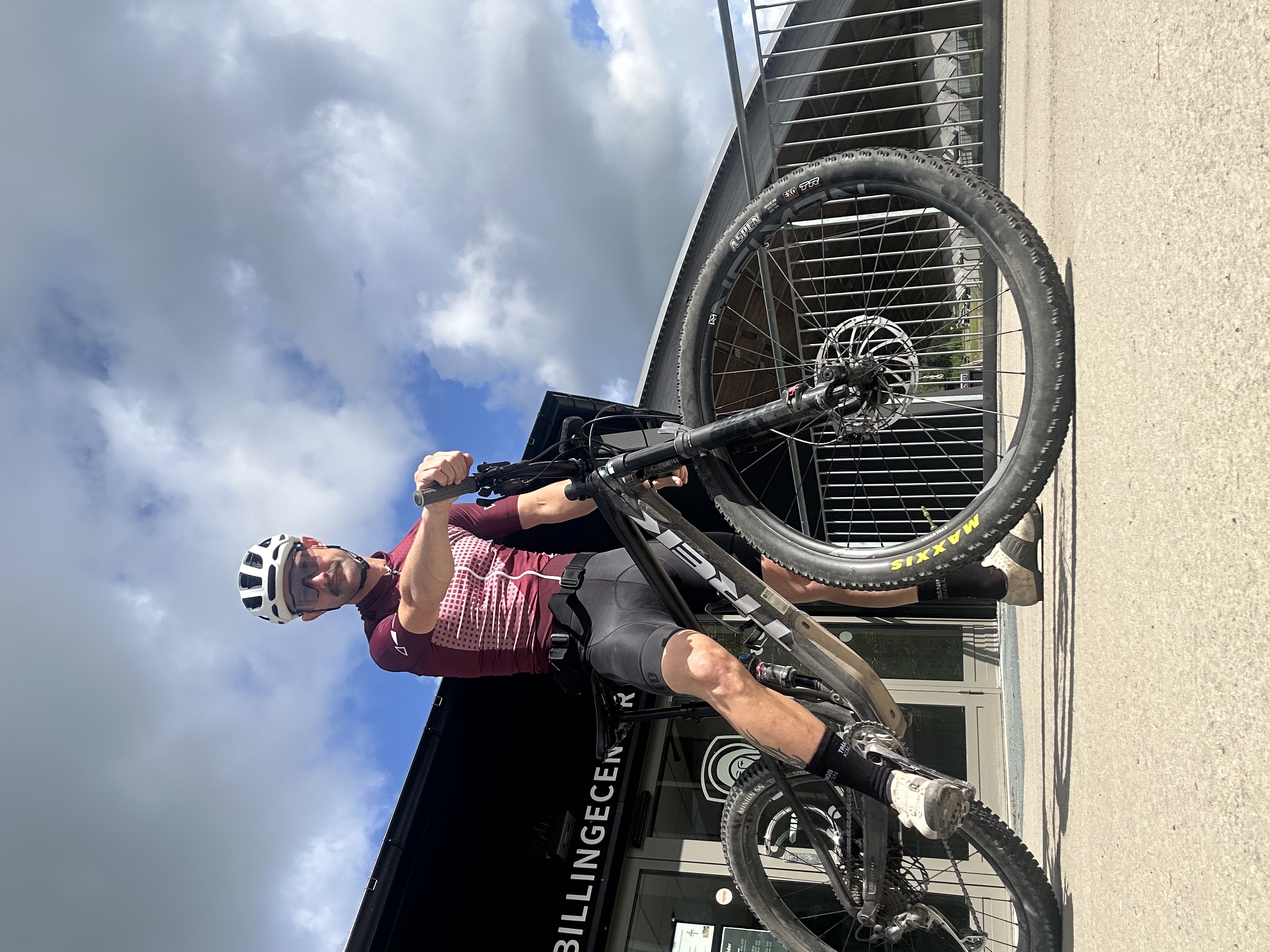 Anders med cykel framför Billingecentret