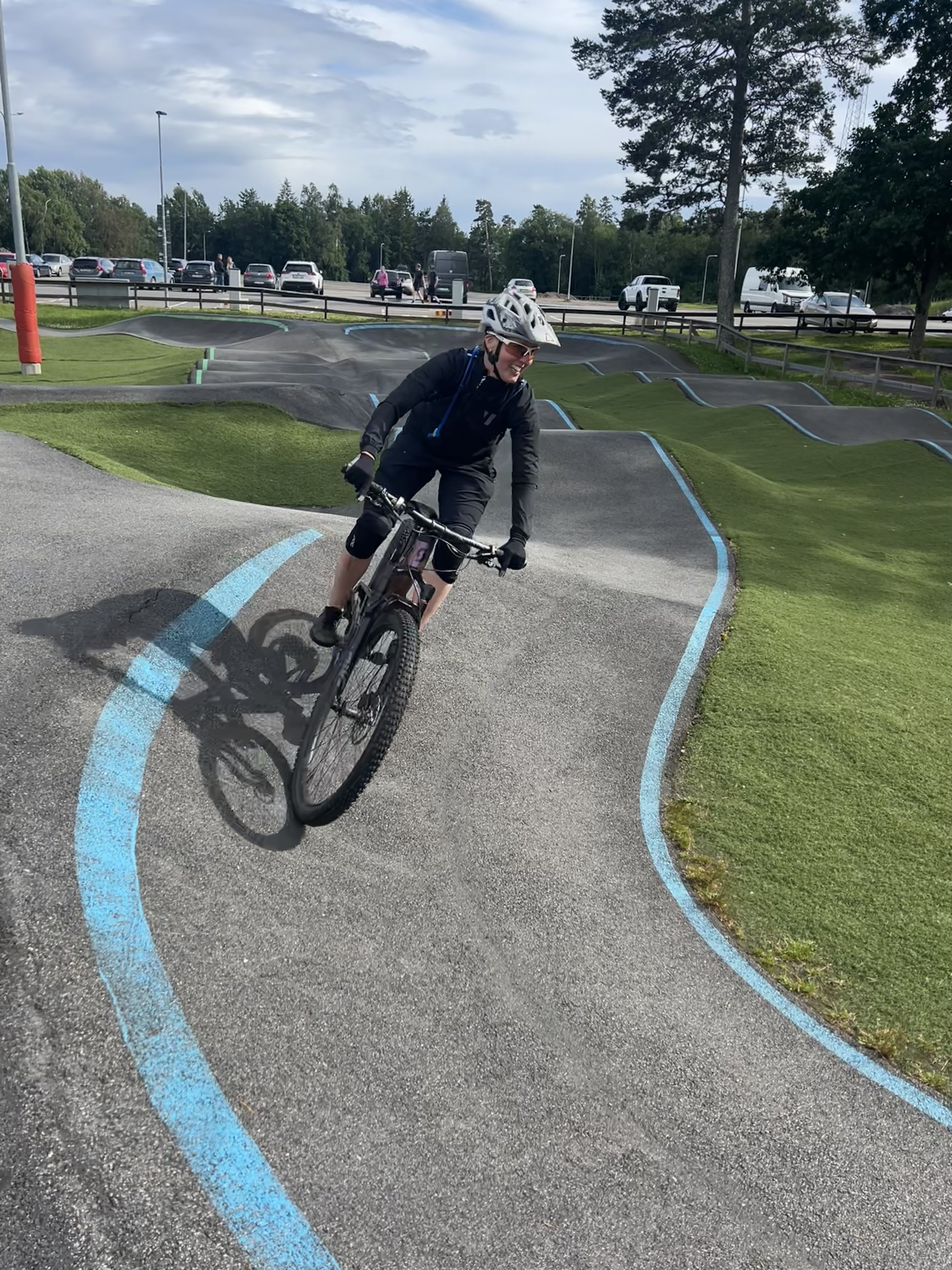 Anders på pumptrack, leende och i rörelse