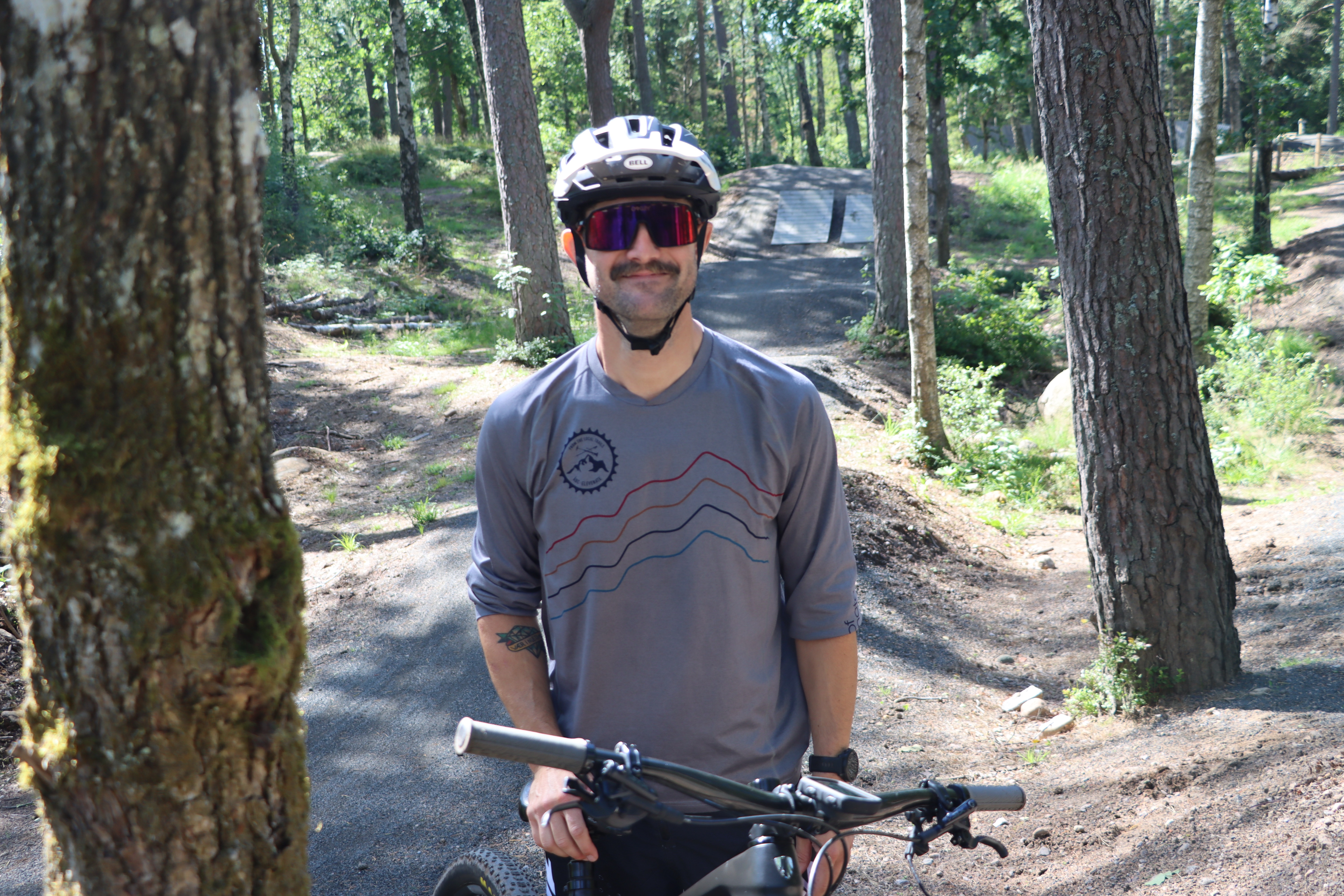 Anders Ståhl — porträtt i skogen med cykel